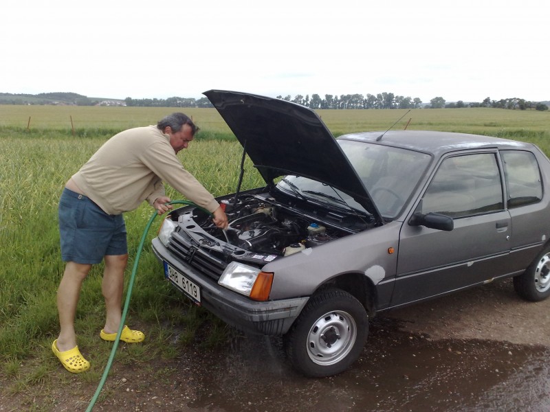 táta s hadicí v ruce