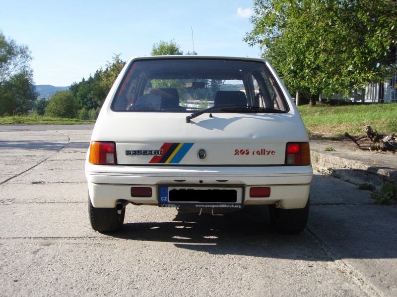 bílý nárazník + bílá lišta v něm