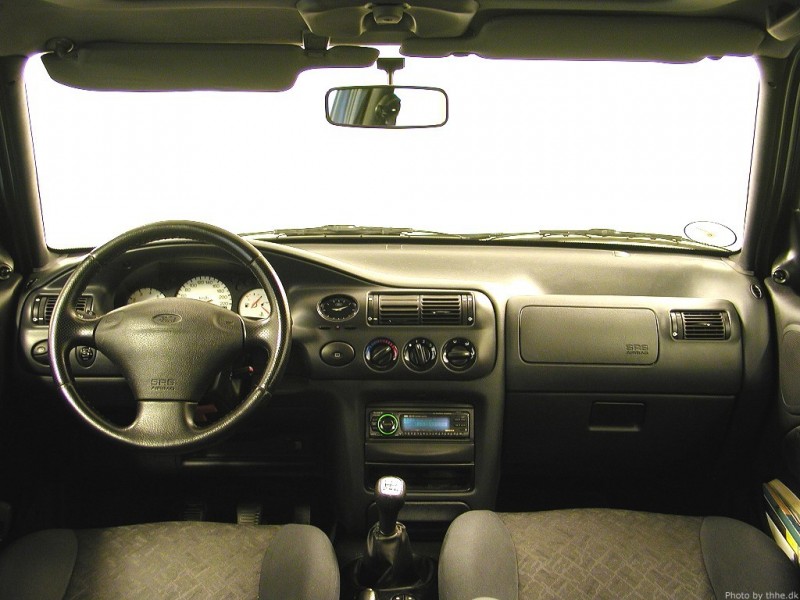 Ford_Escort_interior-01.jpg