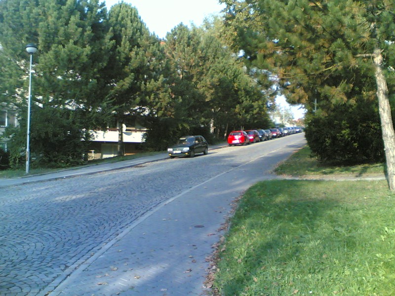 A přesně takto si Garrosek nyní stojí na novém parkovišti... nikde nikdo. Naštěsí ho mám pořád na očích, protože byt mám hned v přízemí