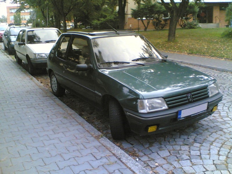 A dokonce si na novém parkovišti našel Garrosek i pětidvéřového kamaráda... když jsem však viděl majitele tohoto auta, tak jsem Garrose radši přeparkoval...