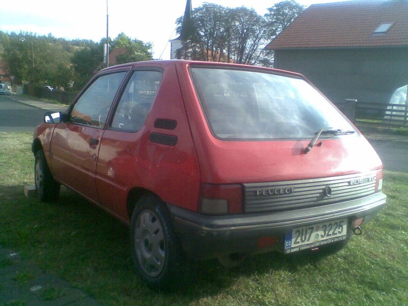 tady už jsou vidět náznaky snahy. zadní světla z Gtička