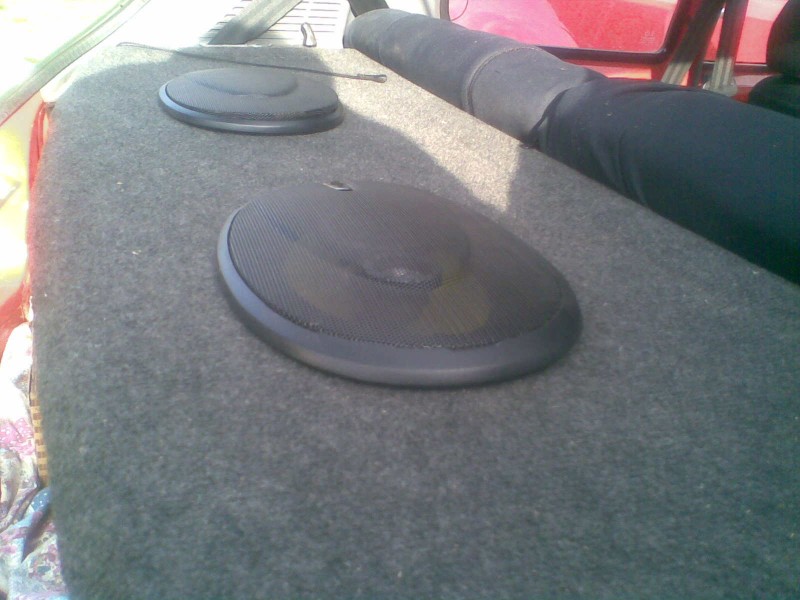 a zase repro. akorát zeshora. a navíc je tu hezky vidět plato které jsem vyrobil. dalo mi to den práce i se woofrem ale za tu práci to stálo