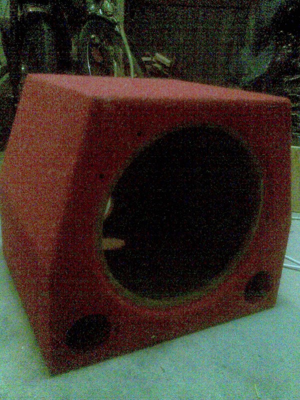 a tady už je starý woofer. dostal sem ho do sestry, která ho měla v alfa romeo. ani neví, že jsem si vytahnul i kabeláž za 1000 kč. ale psst:-D