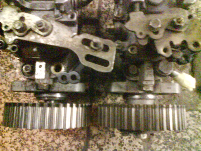 medzeri medzi cerpadlom a remenicou na lavo 1.8 a na pravo 1.9