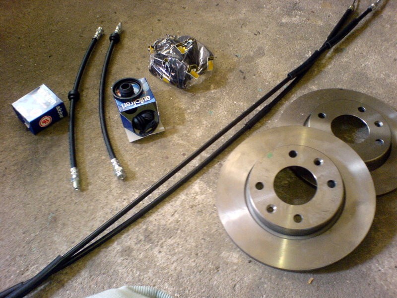 Tak tohle bylo všechno nový. Na fotce nejsou ještě zadní hadice