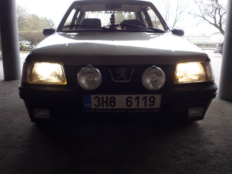 při denním světle tlumený