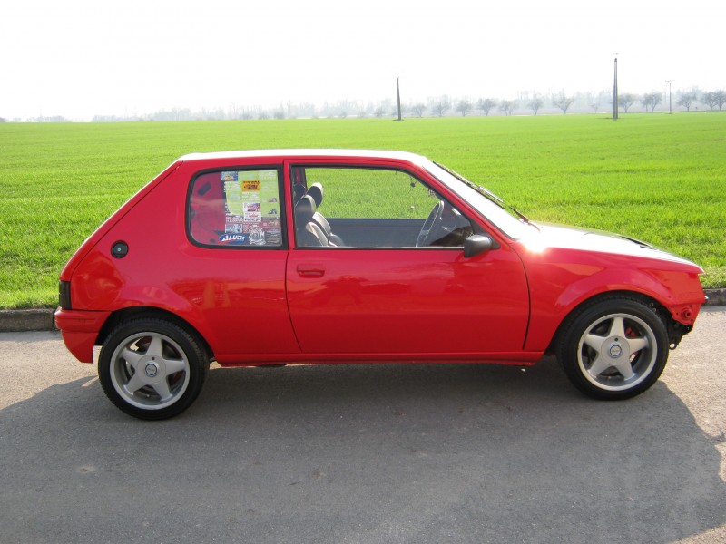 Peugeot 205 1,9 GTI 001.jpg