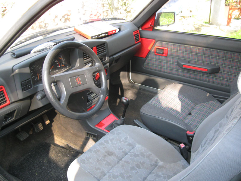 Interiér ještě s původní sedačkou