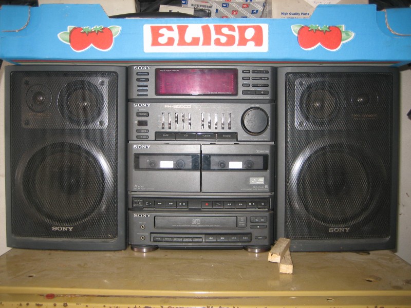 Věž se akorát zapne,svítí kontrolka,ale naběží displey a nehraje...