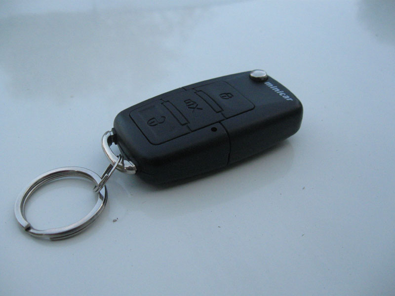 Alarm s dálkou a vystřelovacím klíčem