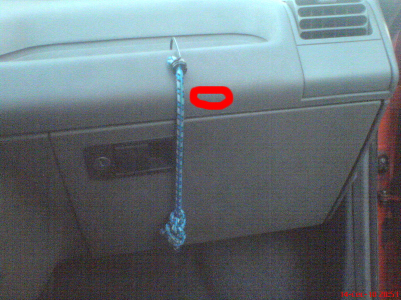 tohle zakroužkované místo zevnitř schránky mě zajímá