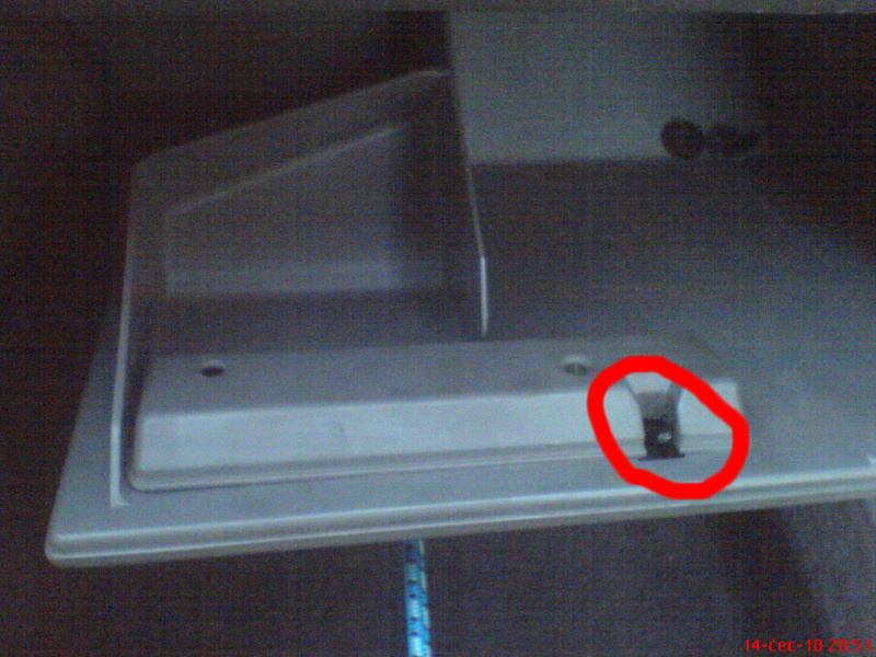 tenhle zobáček má zajíždět do zakroužkovaného místa na první fotce