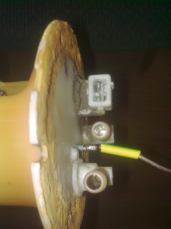 stacilo udelat dirky a vyvest kabeli na novi konektor . a cerpadilko slape jako novi