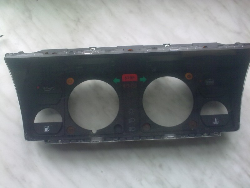 predni plast tachometru neposkrabany