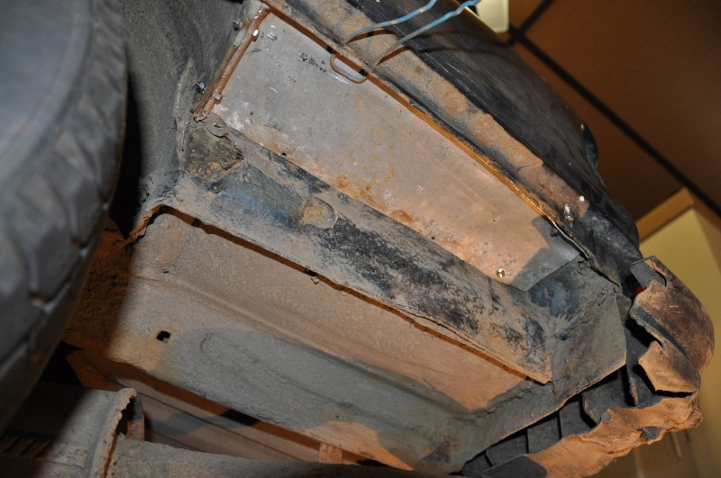 tak jsem tomu dal fešnou záplatu z hlinikového plechu a obtáhl spáry silikonem :)