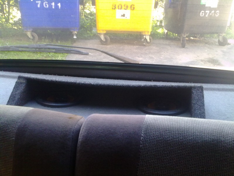 Aby mi nebolo vidiet z vonku repro Hertz tak som ich schoval, čo poviete?