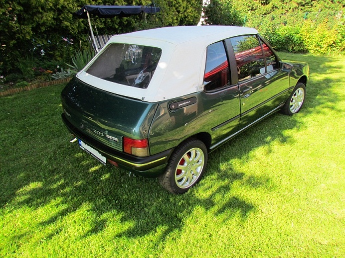 Sedačky nejsou, ale na kýbli se to taky řídit dá.