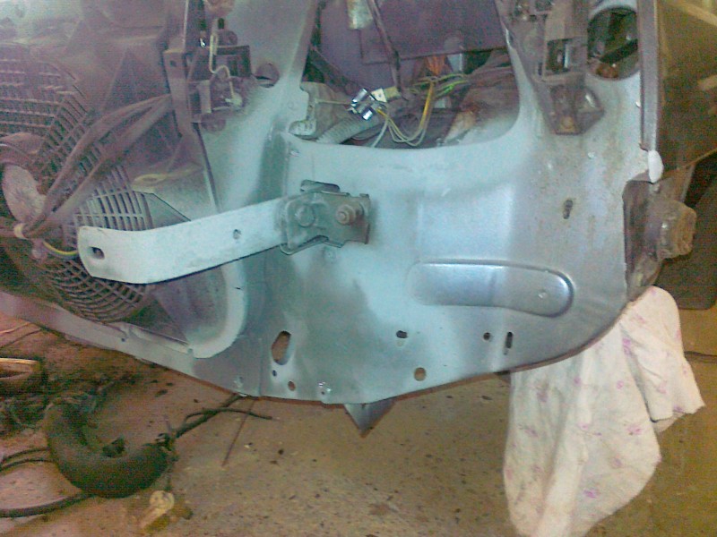 Vybroušeno,natřeno odrezovačem a stříknuto zinkovým sprejem..