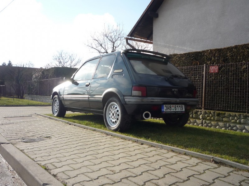 takhle vypadal na autě