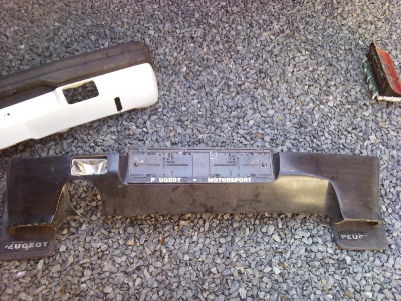 Laminátový, něco jako připlatkový ale spíš &quot;samodomo&quot;