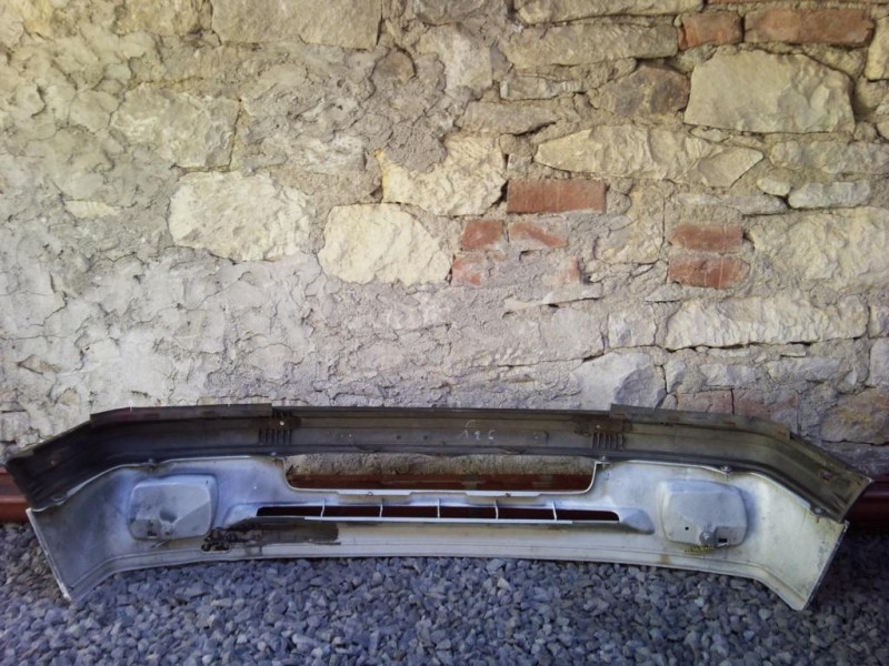 U oka je lepený a je stříknutý sprejem, jinak je pěkný