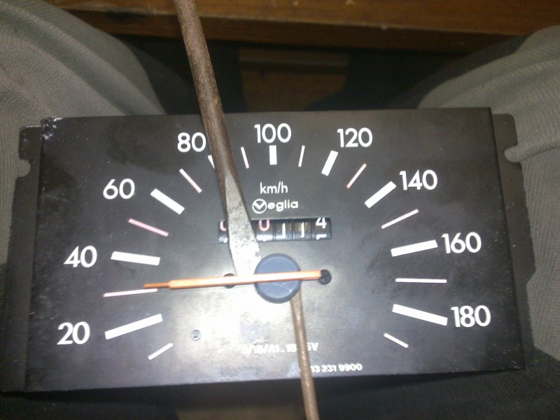 Dva šroubováky pod rafičkou, otočíš je proti sobě směrem do středu rafičky,