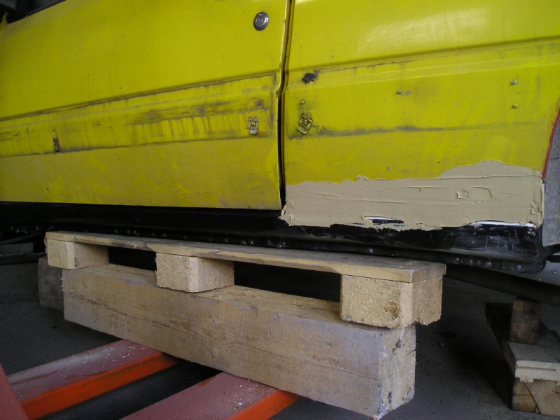 jen tak letmo zakytované...jak bude čas tak podlahu natřít ale napřed z toho dostat tu starou tlumici blbost...ani za boha to nejde