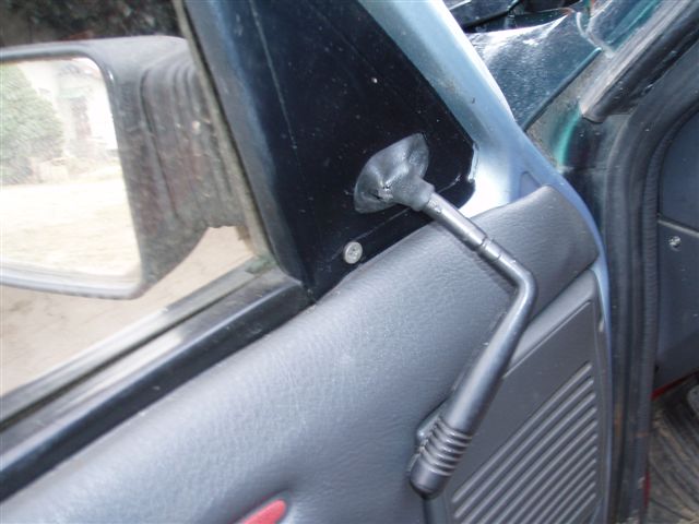 Ulomená páčka u zrcátka.