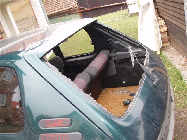 Rozbité zadní okno.