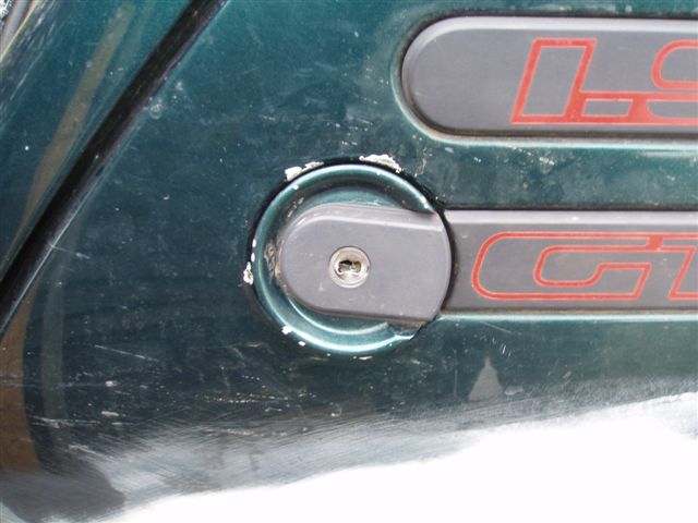 Vytržený uzávěr nádrže...