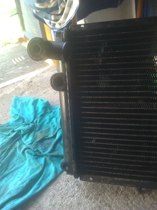 starý chladič a ulomená zátka