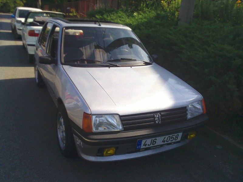 Kapota je trochu ohoblovaná od kamínků,bude to chtít znova nalakovat