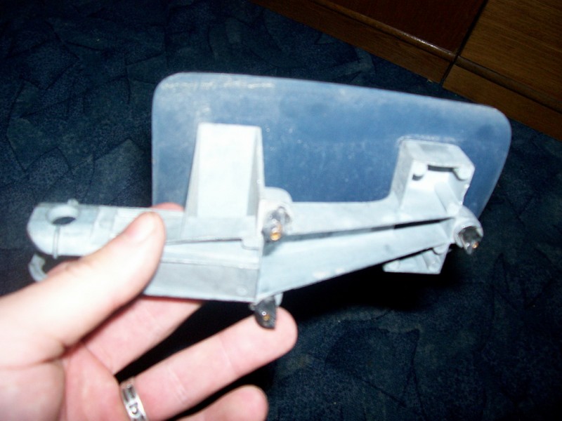 Jen sklo.... Tohle bych viděl tak na postup rozřezání zrcátka :-D