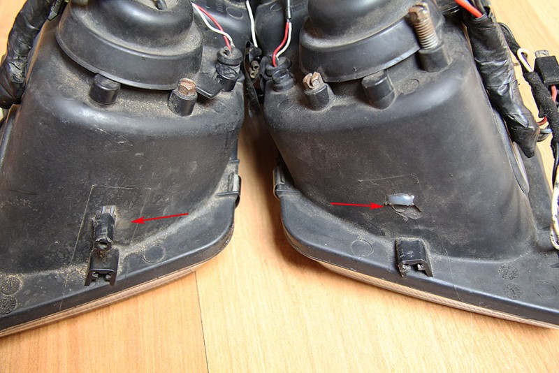 Boční držáky, chybí plech na zpevnění, na pravém světle chybí celý držák