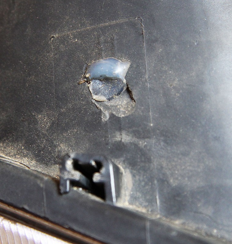 Ulomený boční držák sama se ta díra po něm asi nezalepila, že