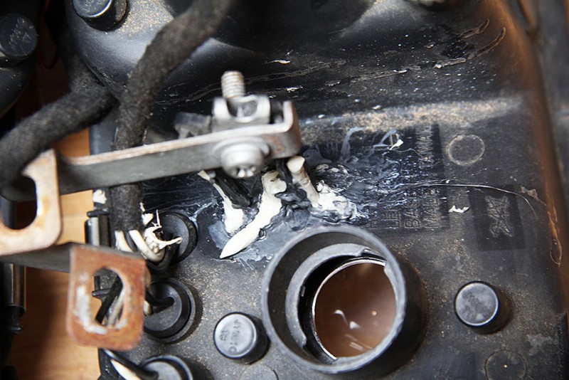 Hlavní držák světla, toho lepení jsi si zjevně nevšiml