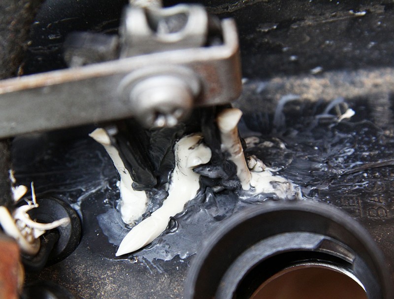 Detail lepení hlavního držáku, vážně se to dá přehlédnout?