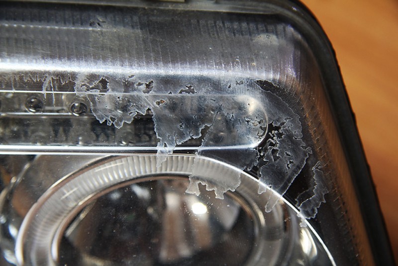 Sklo naleptané od nějakého lepidla, nejspíš lepící páska od provizorního uchycení světla. Opravdu nejde vyleštit...