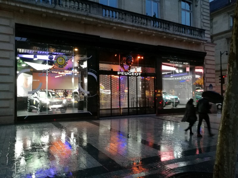 Značková prodejna Peugeot na Champs-Élysées
