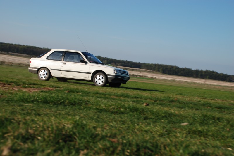 Bratr se učí jezdit.