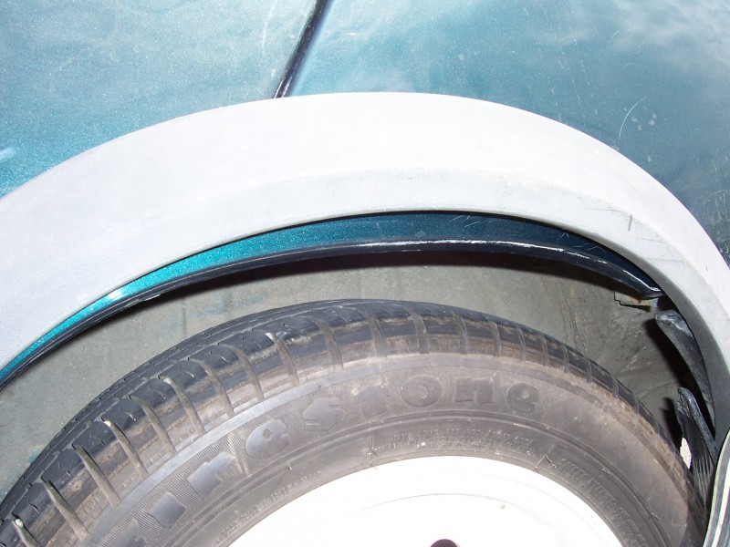 pokud boční lišta je tam kde má být, vykrojení lemu trochu nesedí :(